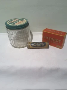 Un trío de baño vintage de jabón Lifebouy, hielo de alcanfor y crema de afeitar para enfermos - Imagen 1 de 17