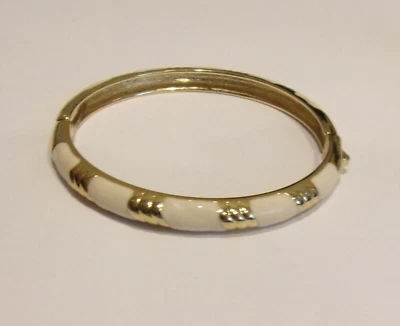 Brazalete Brazalete Bisagra Esmalte Blanco Marfil y Metal Chapado en Oro, 3/8 "W 2 1/2" D Foto 1 de 4
