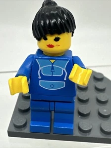 LEGO Twn046 Jogging Suit Female From 4224Minifigure Vintage - Picture 1 of 6