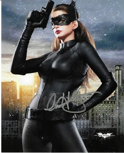ANNE HATHAWAY signed BATMAN "The Dark Knight Rises" 8x10  Catwoman COA - Picture 1 of 3