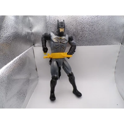 Boneco de ação DC Comics Batman brinquedo cinza amarelo capa preta - Imagem 1 de 4