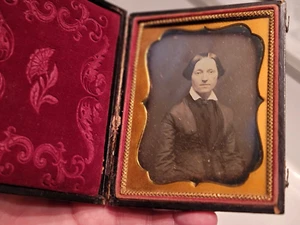 Beautiful quarter plate daguerreotype of a woman in dress seals case - Picture 1 of 2