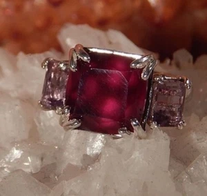 Anillo cuadrado de plata de ley con cojín de granate y amatista de 9,82 quilates - Imagen 1 de 7