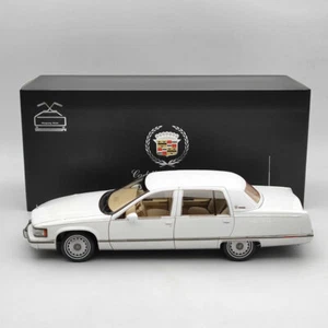 GM 1:18 Cadillac Fleetwood Sedan 1993 White Diecast Model Car Edition Collection - Picture 1 of 12
