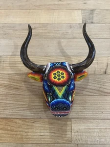 HUICHOL Handgefertigte PERLEN auf Wachs LENKER/BULLE/KUH Faux TOTENKOPF Mexikanische Kunst Skulptur - Bild 1 von 13