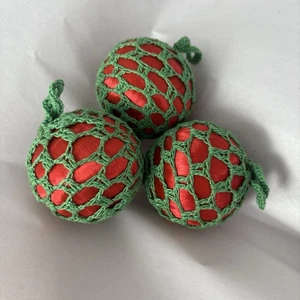 30 Vintage Handarbeit gehäkelt Satin unzerbrechlich Kugel Ornament rot grün Weihnachten - Bild 1 von 10
