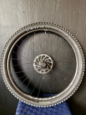 SpecializedFront 27,5" Легкосплавное Колесо MTB с Решетчатой Шиной Элиминатора - НОВЫЙ ВЗЛЕТ - Изображение 1 из 4