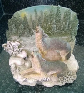  Wolf Sculpture Two Wolves Howling at the Moon Figures In Snow Glass Effect Back - Picture 1 of 8