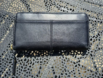 Cartera sin asas FOSSIL negra con cremallera alrededor organizadora de cuero compartimento con logotipo dorado Foto 1 de 4