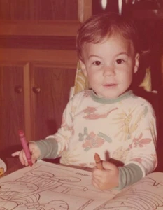 Libro para colorear infantil crayones sonriente momento creativo acogedora mesa 1976 - Imagen 1 de 3