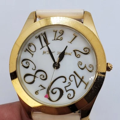 Reloj para mujer Betsey Johnson 40 mm esfera blanca caja dorada correas crema batería nueva Foto 1 de 4