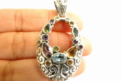 Colgante de plata de ley 925 con diseño de pergamino balinés ornamentado con múltiples piedras preciosas Foto 1 de 4