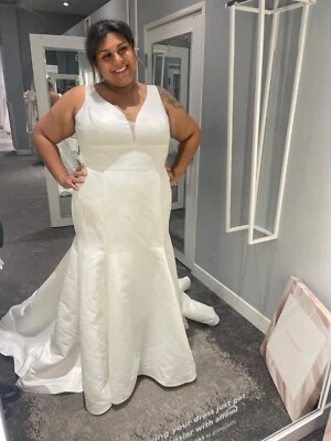 DB Studio, vestido de noiva de cetim com botões de sereia em branco tamanho 24w - Imagem 1 de 4