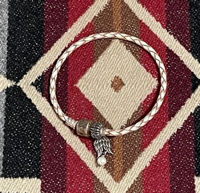 "Pulsera Pandora de cuero trenzado blanco con ala de ángel plateada y dije de perlas 7""" Foto 1 de 4