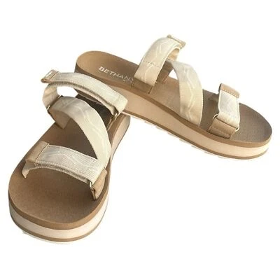 Sandalias informales tostadas con correas entrecruzadas Foto 1 de 4