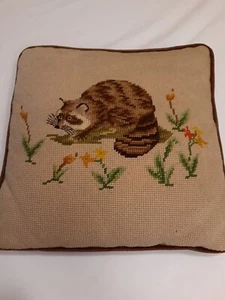 Handgefertigtes Nadelspitzenkissen Waschbär Blumen 12 x 12 Zoll - Bild 1 von 4