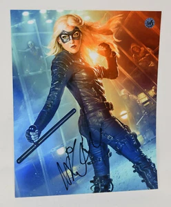 Katie Cassidy with a button Signed Photo 8 x 10 - Picture 1 of 2