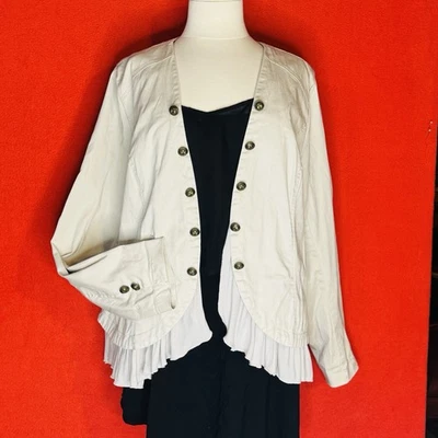 TORRID... Chaqueta estilo militar con volantes delanteros abiertos... Marfil... Talla 2 Foto 1 de 4