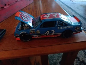 Ertl #43Richard PETTY Die-cast Car - Picture 1 of 8