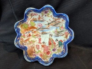 Scalloped Asian Bowl Japanese Geisha Handpainted Porcelain Gold Trim 4-1/2” x 2” - Bild 1 von 8