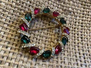 Vintage Signed M. Jent Rhinestone Wreath Red Green Brooch Pin MJENT MJ ENT - Picture 1 of 5
