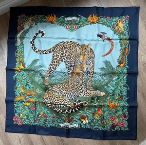 NUEVO HERMES Carre 90 Jungle Love 100% Seda Bufanda Azul Multicolor Leopardo 90cm - Imagen 1 de 6