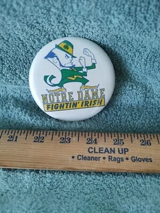 Rara Spilla Irlandese Vintage Calcio Università di Notre Dame Go Fighting Pulsante... - Foto 1 di 5