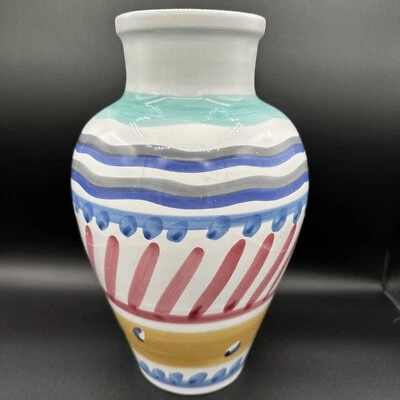 "Florero Pier One Imports abstracto de 12"" de Italia blanco con rojo azul verde y amarillo" Foto 1 de 4