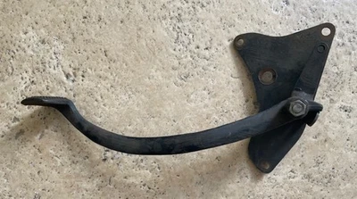 复古 Triumph 后刹车踏板 带安装硬件/60 年代 Triumph 摩托车 — 第 1/4 张图片