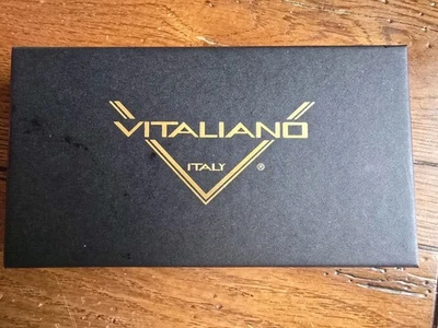 Pajarita de seda Vitaliano con patrón barroco dorado y negro Foto 1 de 4