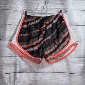 Pantaloncini da corsa Nike donna medi Dri-Fit arancione e marrone mimetici elasticizzati in vita - Foto 1 di 7