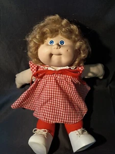 Vintage Cabbage Patch Girl 1982 dunkelblond blaue Augen Grübchen rot Kleid mit Schuhen - Bild 1 von 24