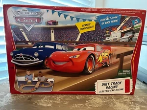 NEU DISNEY DESERT SERIE AUTOS DIRT TRACK RACING ELEKTRISCHE RENNSTRECKE FERNBEDIENUNG - Bild 1 von 2