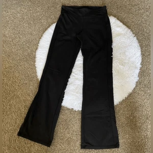 Athleta schwarze Bootcut-Yogahose dehnbar Damengröße Medium Tall - Bild 1 von 7