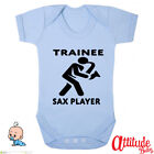 Lustiges Baby wächst - bedruckt - Auszubildender Saxophonspieler - Baby wächst - Kinder Saxophonkleidung