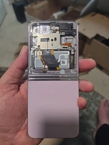 Conjunto de marco Flip5 OEM Samsung Galaxy Z + Bisagra + Conector de cinta LCD roto  - Imagen 1 de 6