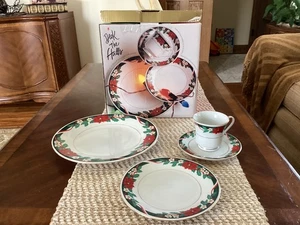 Tienshan Deck The Halls Christmas Holiday 16 PC Fine China Set of 4 1994 Vintage - Picture 1 of 3