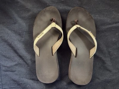 Sandalias chanclas acolchadas Reef para mujer - blancas/marrones Foto 1 de 4