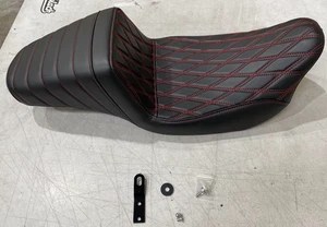 OS&D Advanblack Red "Promonkey" Extended Reach Seat for '09-23 Harley Touring - Bild 1 von 5