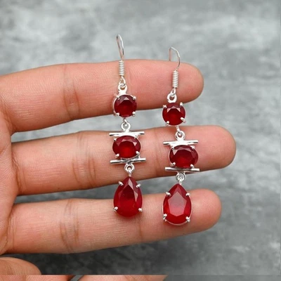 Pendientes colgantes/gotas de rubí rojo simulado de pera de 3 quilates para mujer enchapados en oro blanco de 14 quilates Foto 1 de 4