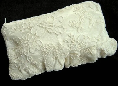 Bolsa estojo de maquiagem cosmética vintage francesa Alencon renda e cetim com zíper - Imagem 1 de 4