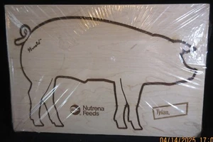 Vintage Cargill Nutrena Feeds Arnold the Pig Wood Cutting Board Elanco Tylan - Picture 1 of 3