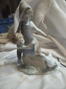 Lladro Figurine 5033 "Avoiding the Goose" - No Box - Mint - Fast Ship - Signed - Picture 1 of 15