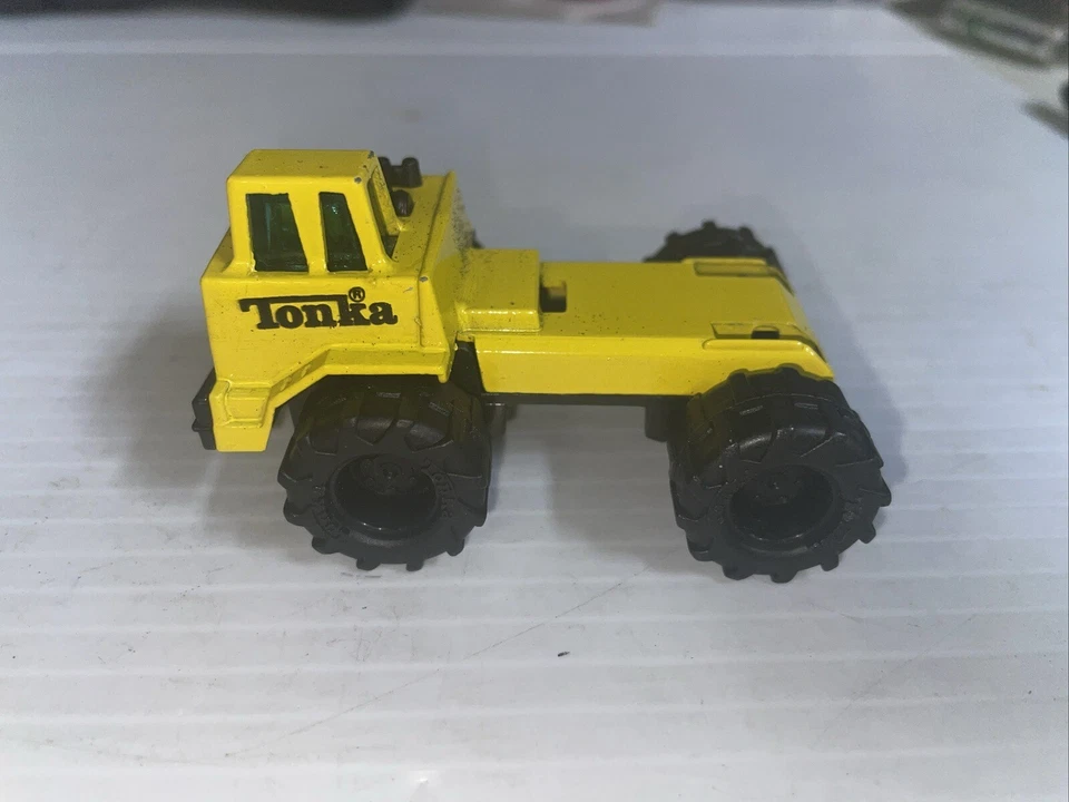 Tonka 2003 Hasbro 1:64 scale Diecast Model Tractor #B11 - Image 1 of 1