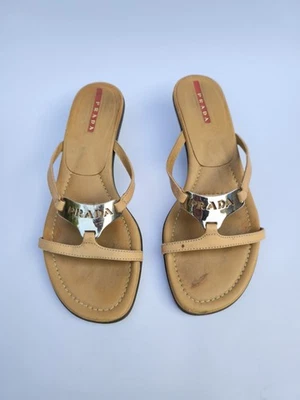 Sandalias de tacón de gatito de cuero tostado con hebilla con logotipo de Prada vintage talla EU 35 / US 5 Foto 1 de 4