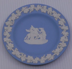 PIATTO PORTAGIOIE VINTAGE WEDGWOOD ENGLAND IN DIASPRO BLU con PEGASO, SCENA CLASSICA - Foto 1 di 5