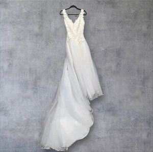 Signature Wedding Dress Sz 10 White Beaded Floral V Neck Tulle Skirt Train Veil - Picture 1 of 20