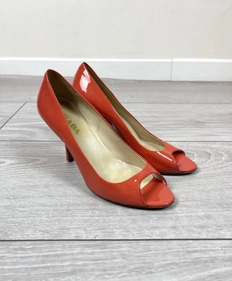 Zapatos de salón Prada de charol con punta abierta zapatos de tacón coral para mujer 35 1/2 Foto 1 de 4