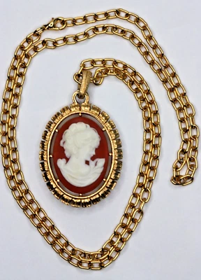 Colar pingente camafeu 2 lados tom dourado em corrente alto relevo renascimento vitoriano - Imagem 1 de 4