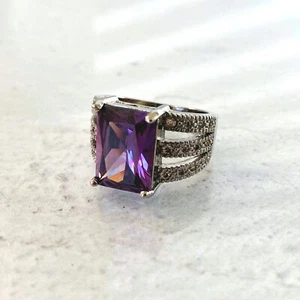 Anillo llamativo amatista corte radiante circonita cúbica piedra de nacimiento de febrero talla 9 chapado en rodio - Imagen 1 de 7